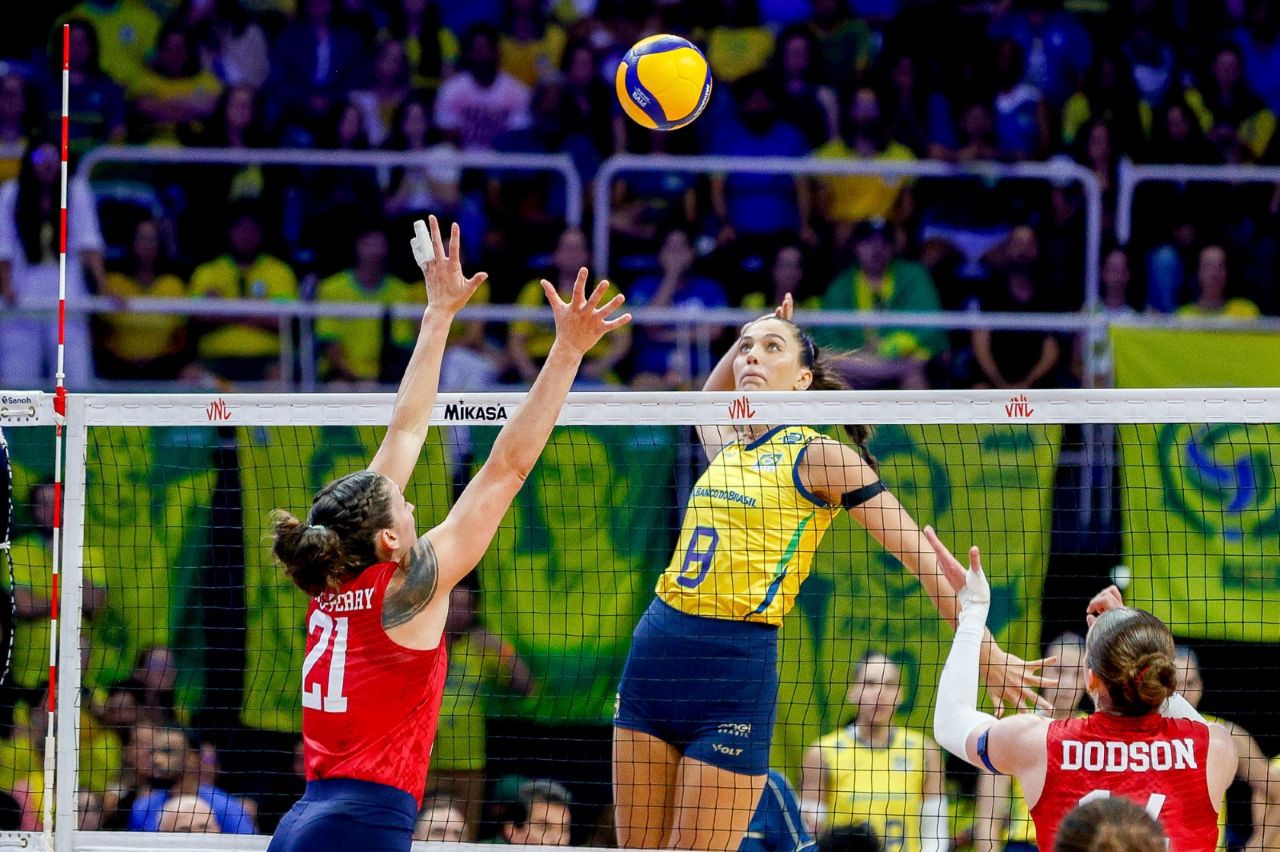 Julia Kudies durante partida entre Brasil e Estados Unidos, pela Liga das Nações Feminina 2025