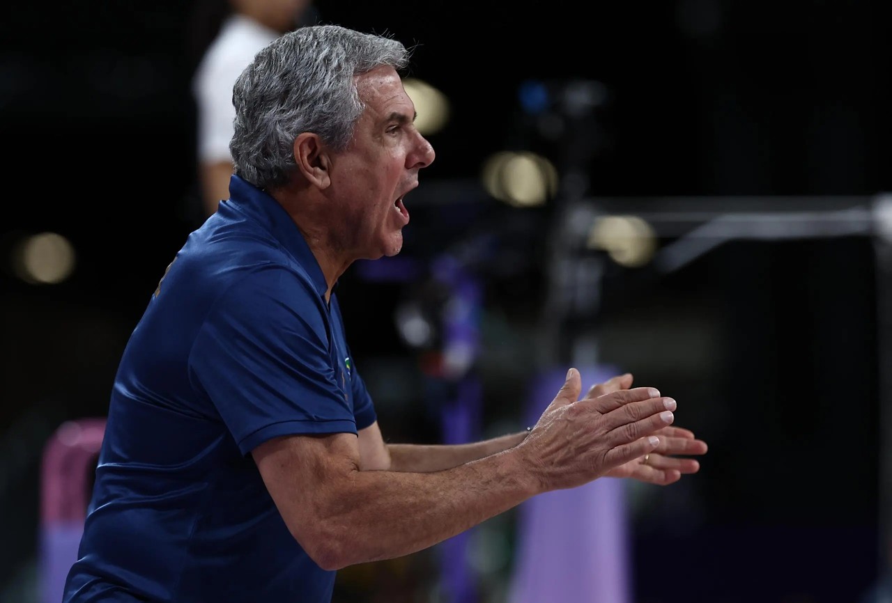 José Roberto Guimarães é o técnico da seleção feminina