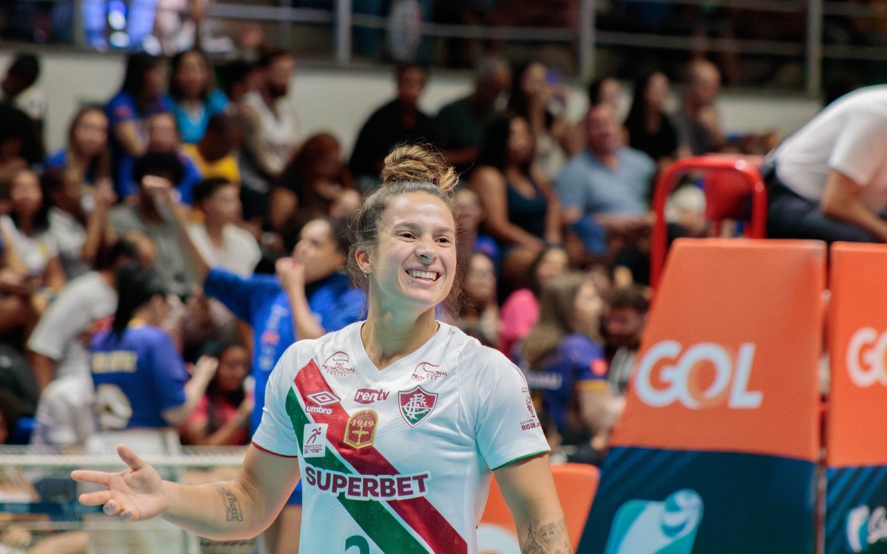 Bruninha em ação pelo Fluminense após retorno de suspensão, na Arena UniBH, casa do Minas