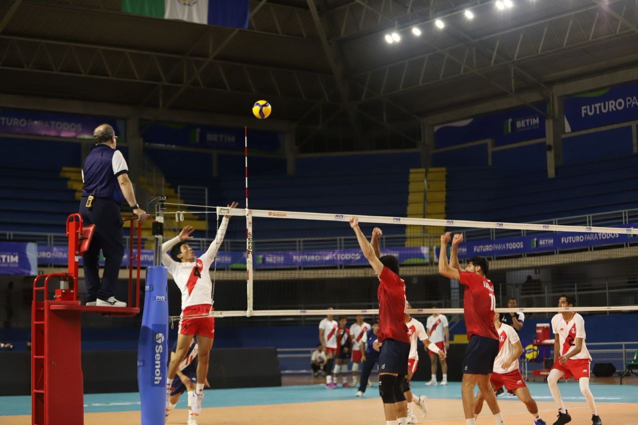 Chile e Peru disputam ponto em partida pela Copa América masculina de Vôlei