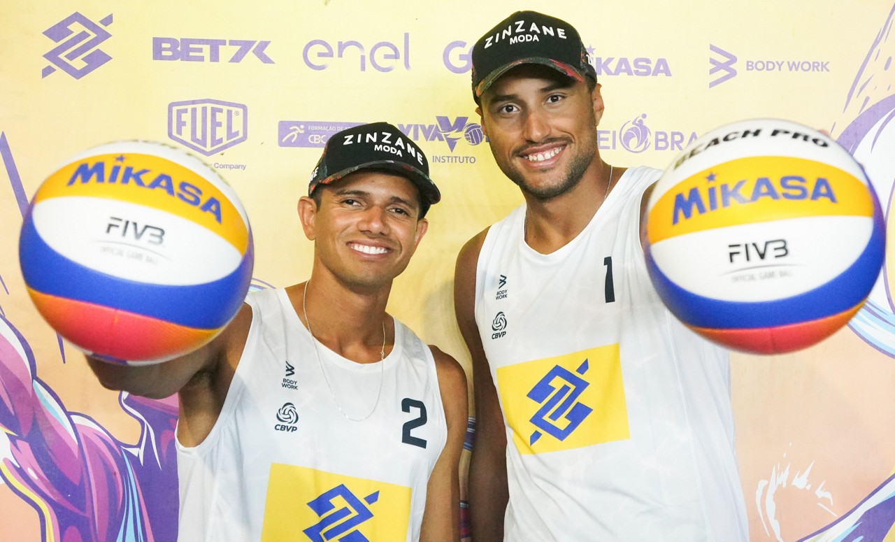 Arthur e Adrielson são campeões da nona etapa do Circuito Mundial de vôlei de Praia