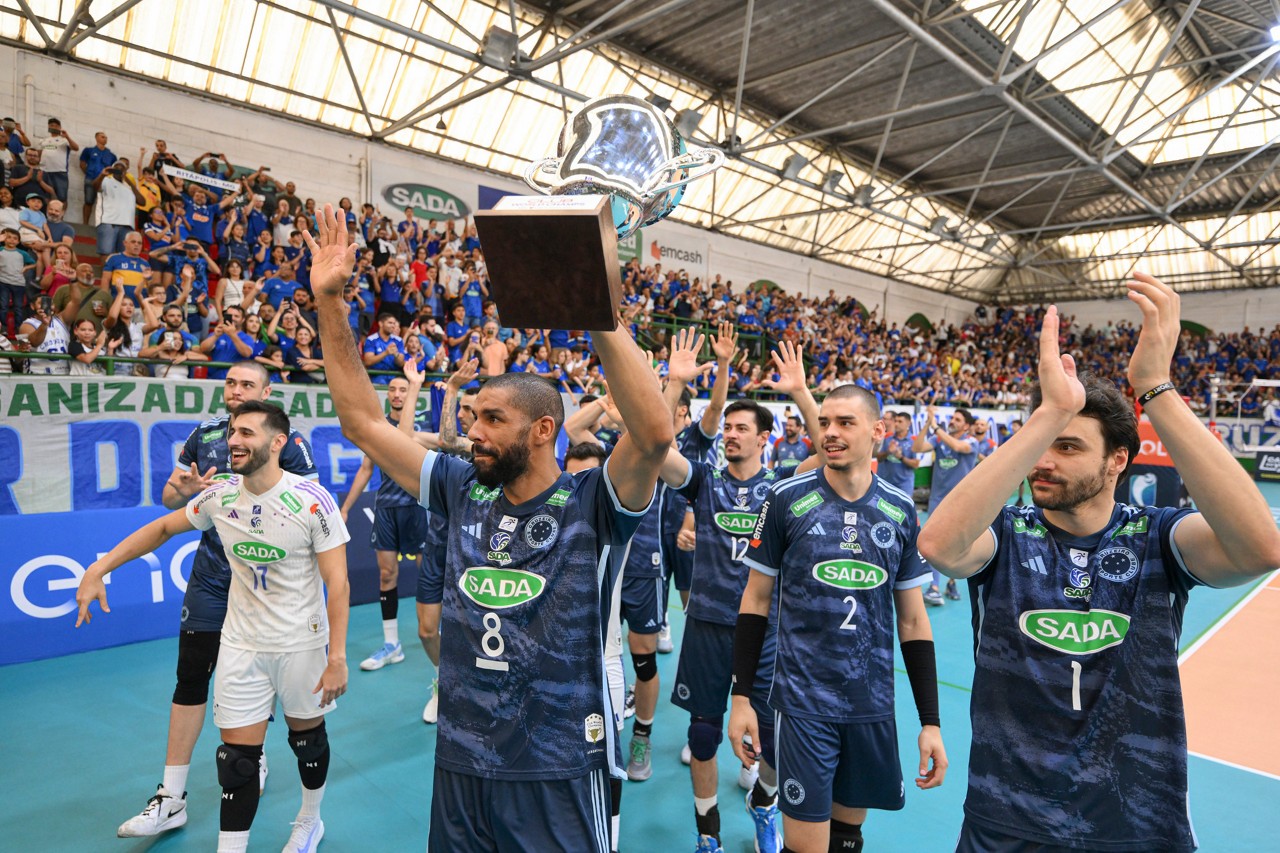 Jogadores do Sada Cruzeiro exibem troféu do Mundial de Clubes no Ginásio Poliesportivo do Riacho