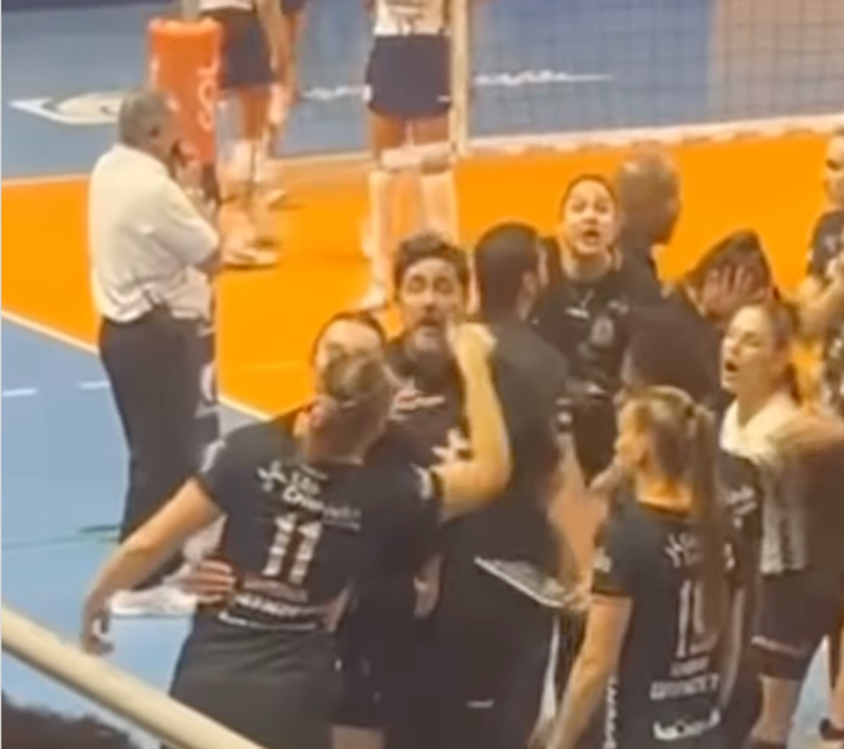 Jogadoras do Osasco discutem entre si durante jogo da Superliga de vôlei feminino 