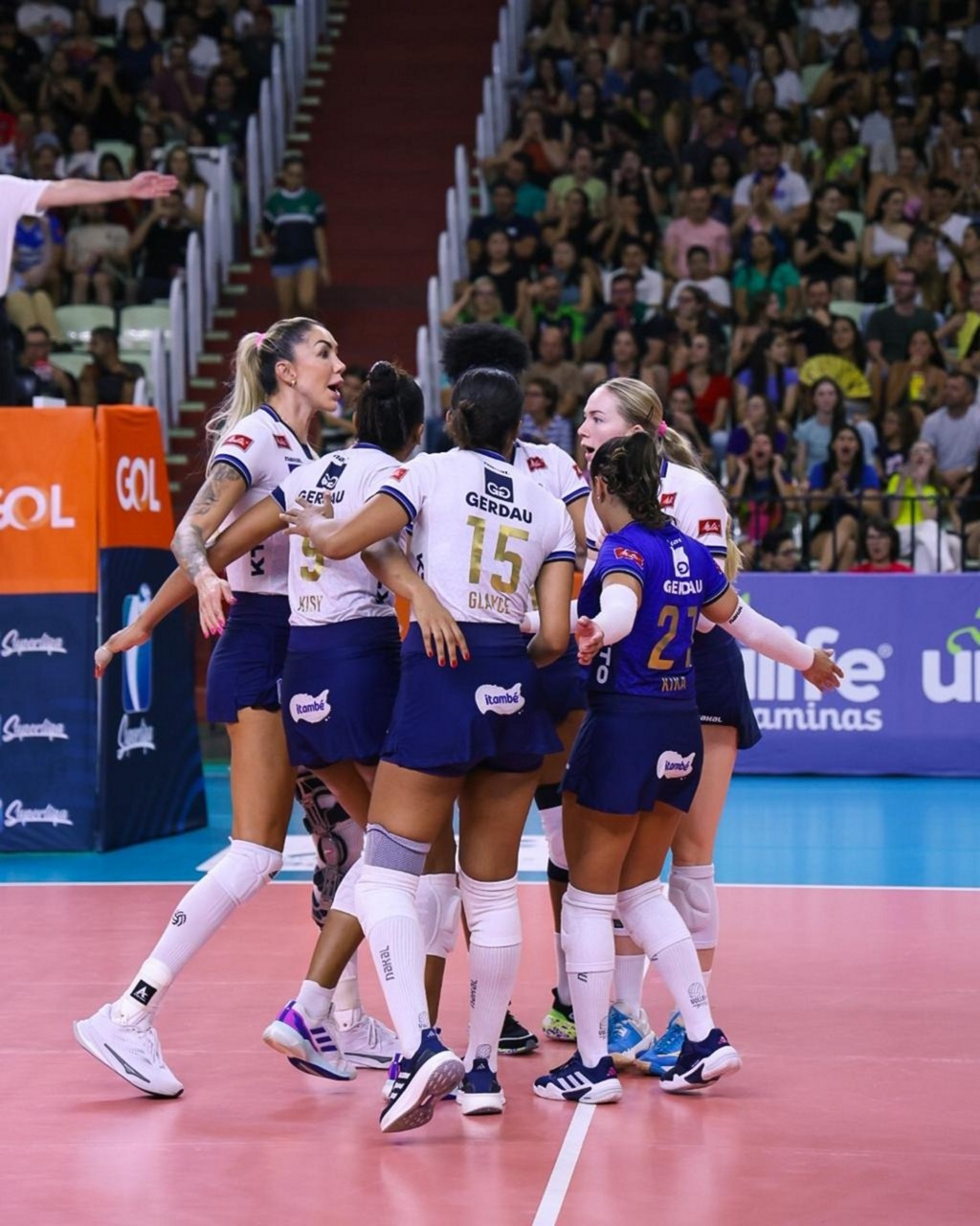 Jogadoras do Gerdau Minas comemoram ponto durante partida com o Maringá