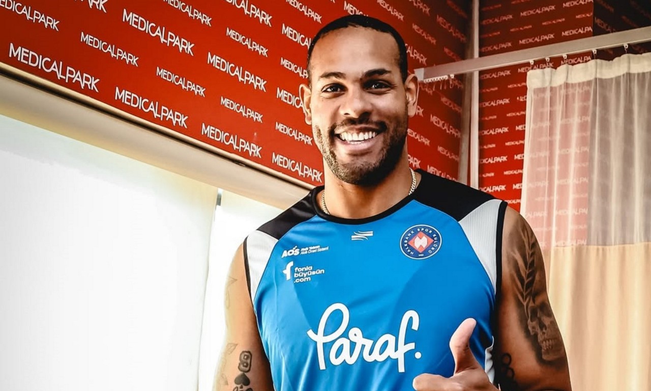 Leal é anunciado como reforço de clube Turco