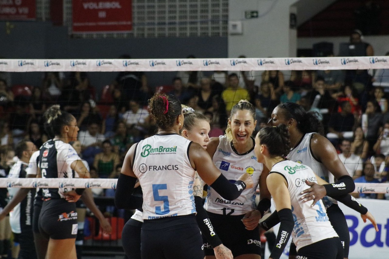 Praia Clube segue na liderança da Superliga Feminina 