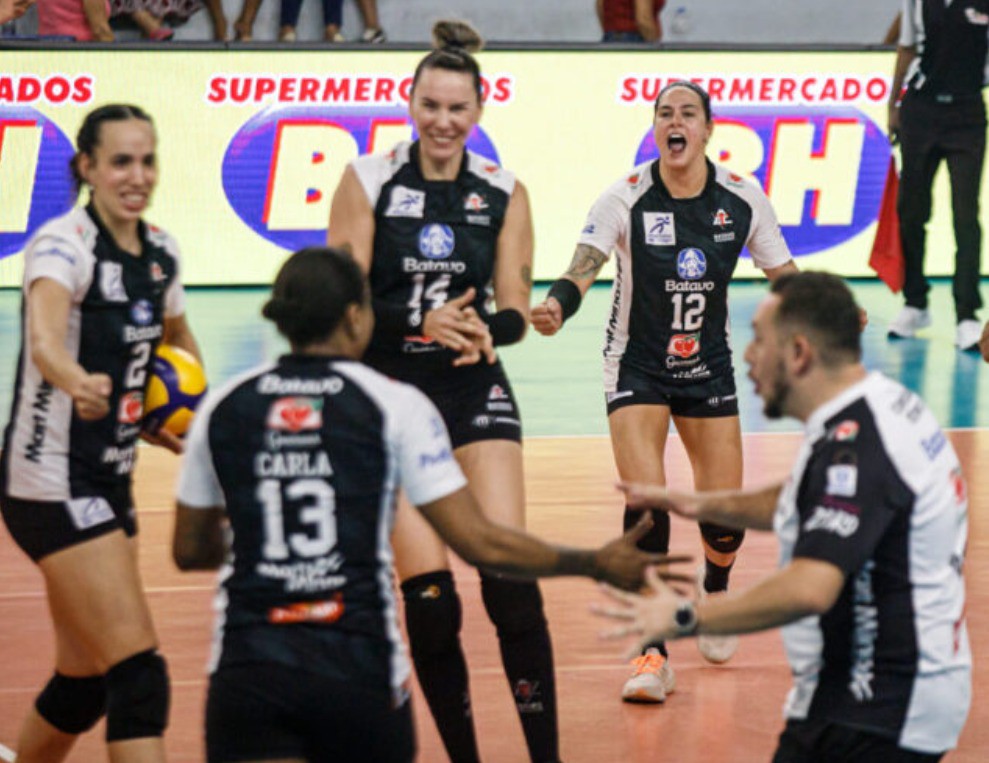 Jogadoras do Mackenzie vibram com o terceiro lugar