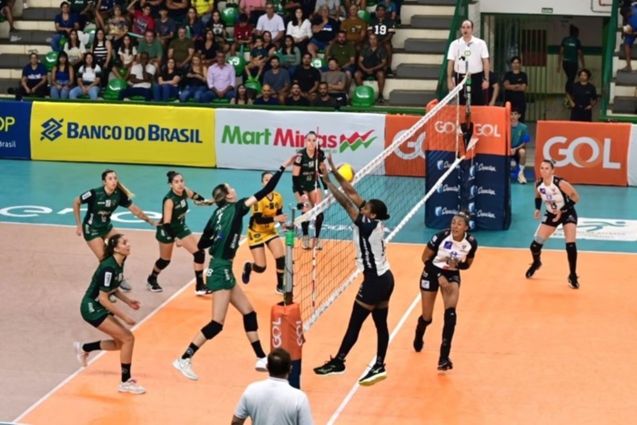 Bloqueio do Batavo Mackenzie tenta conter ataque de jogadora do Brasília Vôlei