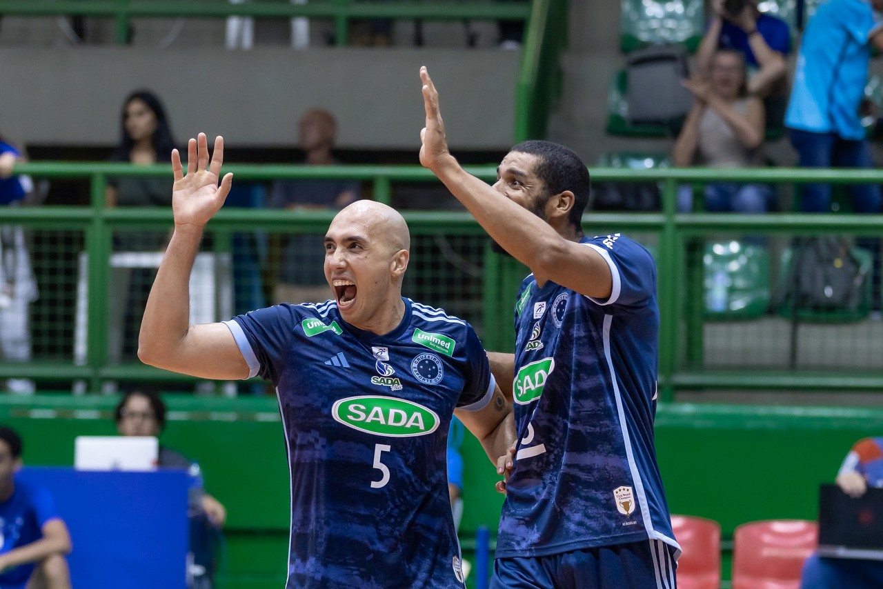 Levantador Matheus Brasília ao lado do oposto Wallace pela Superliga masculina