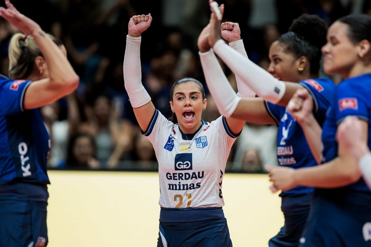Jogadoras do Minas celebram um dos pontos no jogo contra o Estudiantes de La Plata