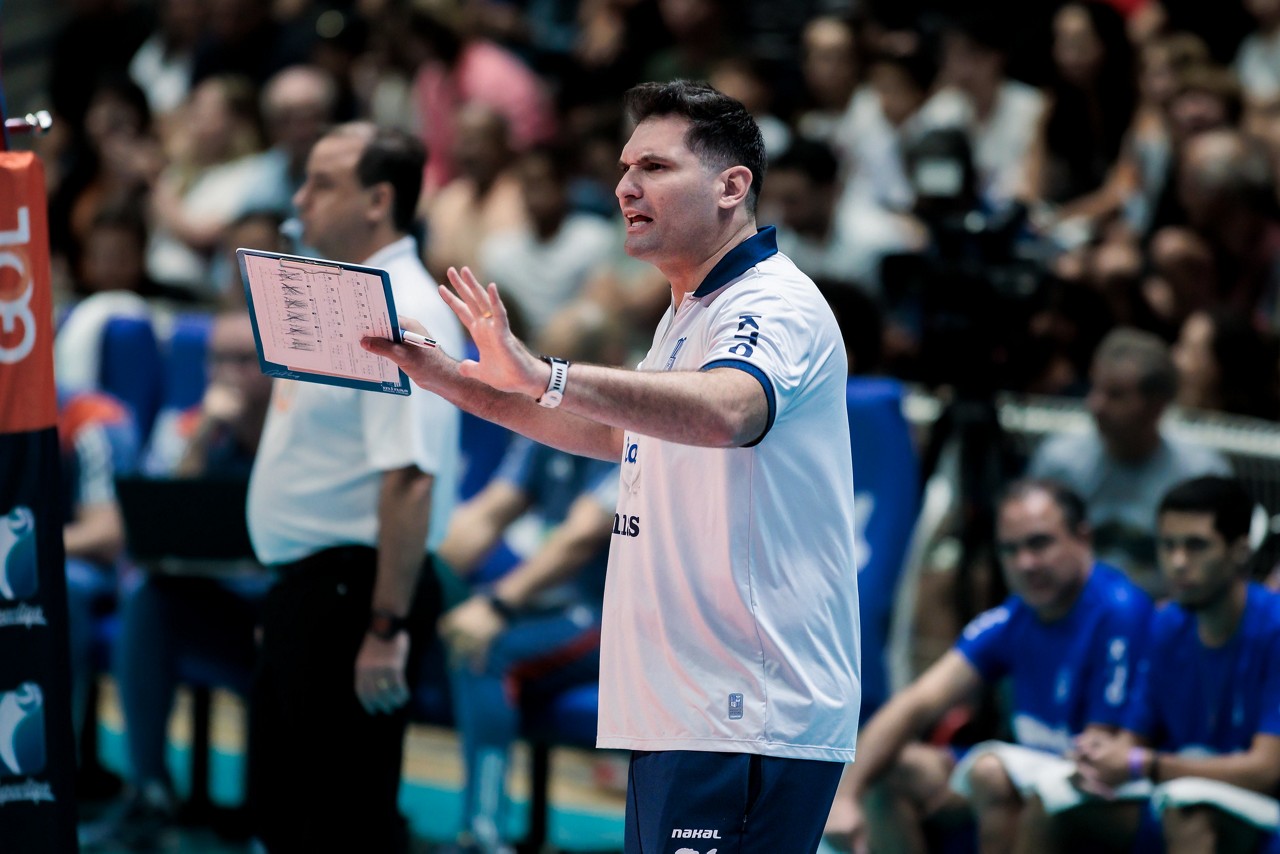 Treinador, de apenas 37 anos, ressalta a capacidade de sua equipe de se adaptar de acordo com as condições das partidas