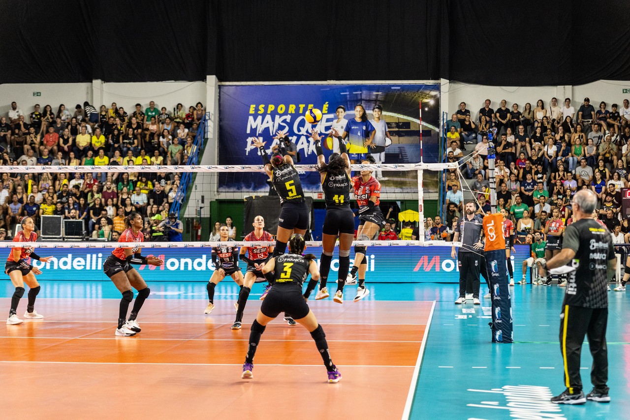 Praia Clube perde o primeiro jogo da semifinal da Superliga feminina