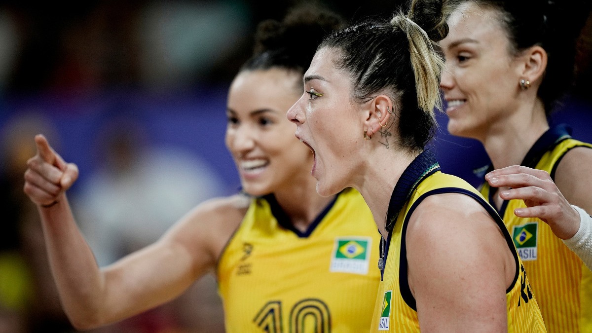 Rosamaria e Gabi, ao lado de Ana Cristina, são jogadoras da seleção brasileira feminina de vôlei