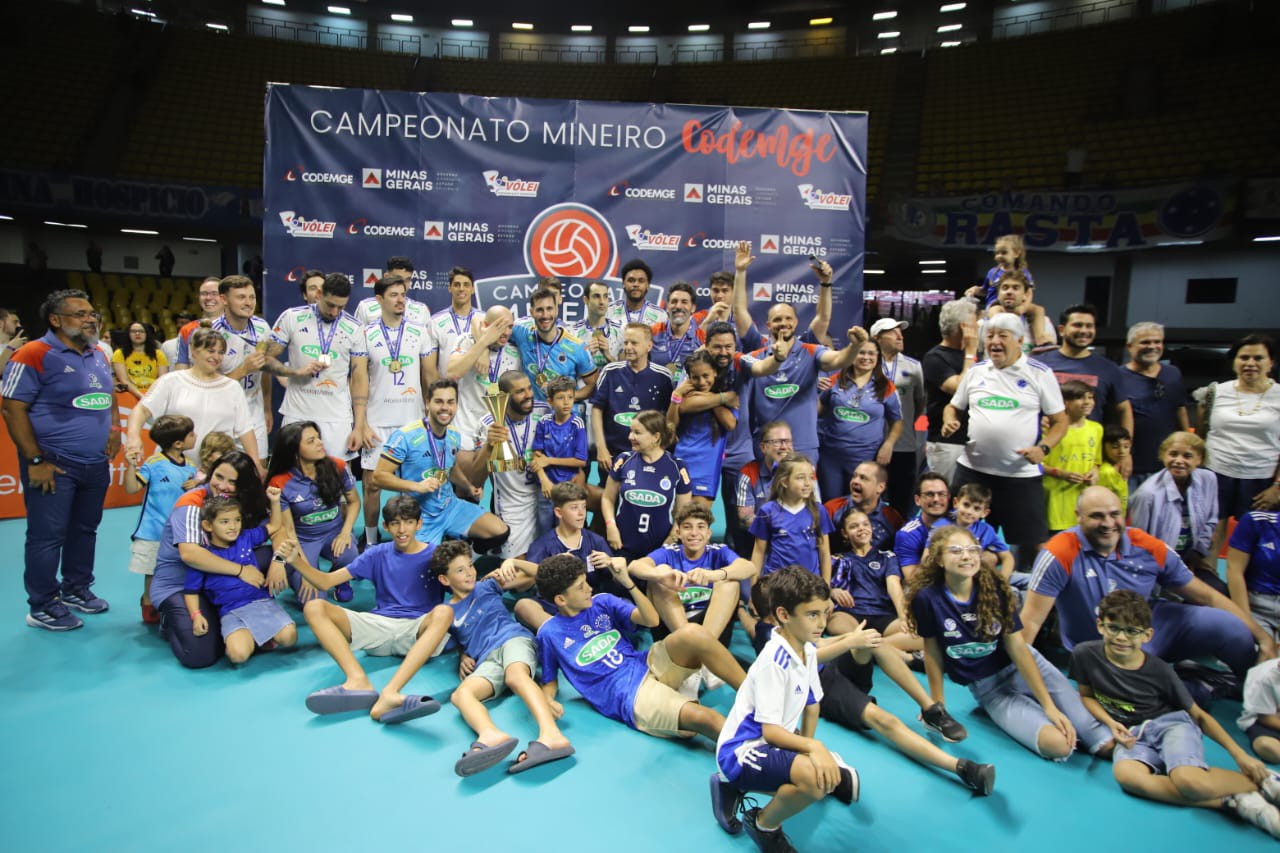 Jogadores, comissão técnica e diretoria do Sada Cruzeiro receberam a premiação na quadra do Mineirinho