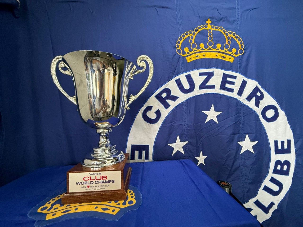 Sada Cruzeiro montou local especial para torcedor ver de perto taça do Mundial de Clubes