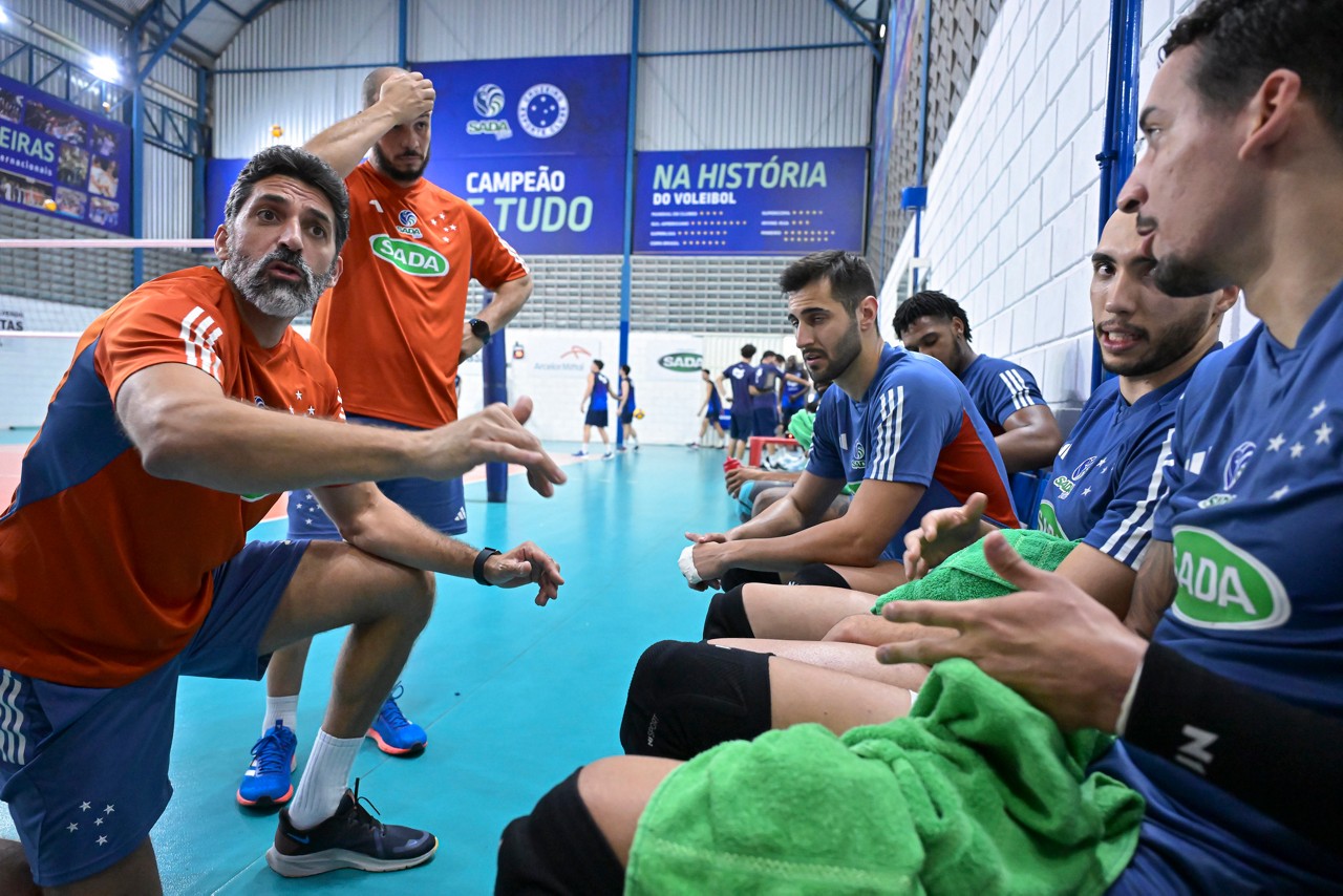 Técnico Filipe Ferraz passa instruções aos jogadores durante treino da equipe do Sada Cruzeiro