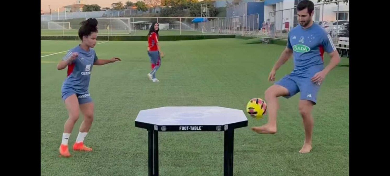 Alê mostra intimidade com a bola em partida de 'futmesa' durante visita ao treino da equipe feminina do Cruzeiro