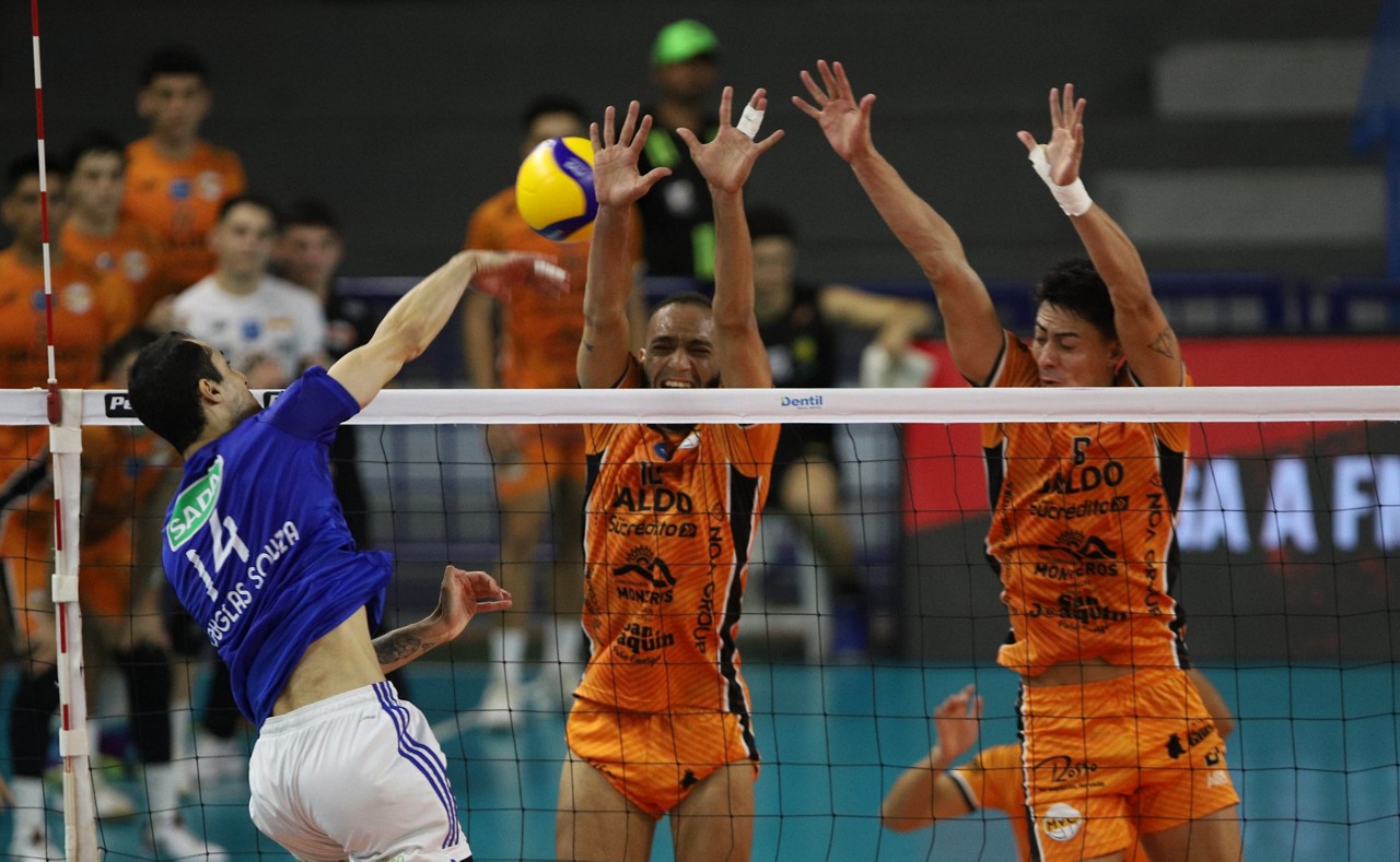 Sada Cruzeiro x Monteros (ARG) no Sul-Americano de clubes de vôlei