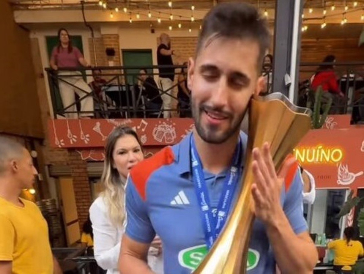 Alexandre Elias dançou com a taça na comemoração do Sada Cruzeiro
