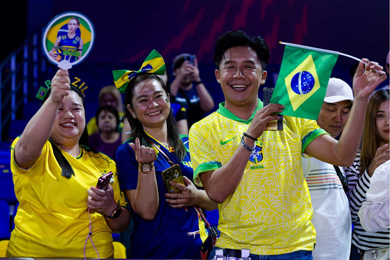 Tailandeses fazem seleção brasileira se sentir em casa com torcida em peso