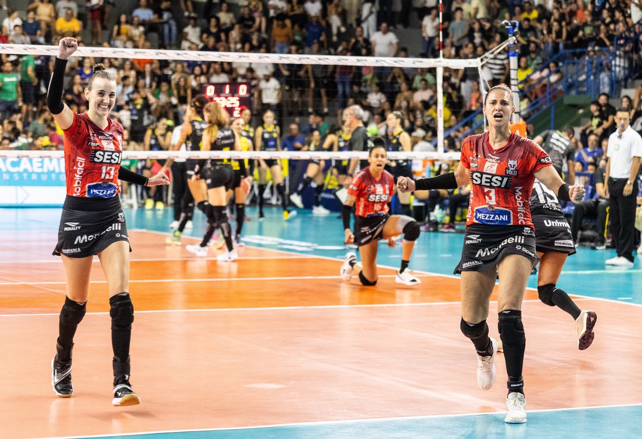 Sesi Bauru x Praia Clube na segunda semifinal da Superliga Feminina de vôlei