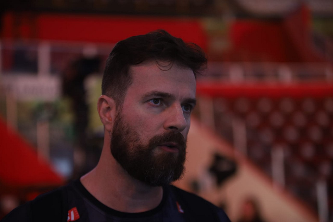 Técnico Henrique Modenesi, do Sesi Bauru, prepara a equipe para a decisão