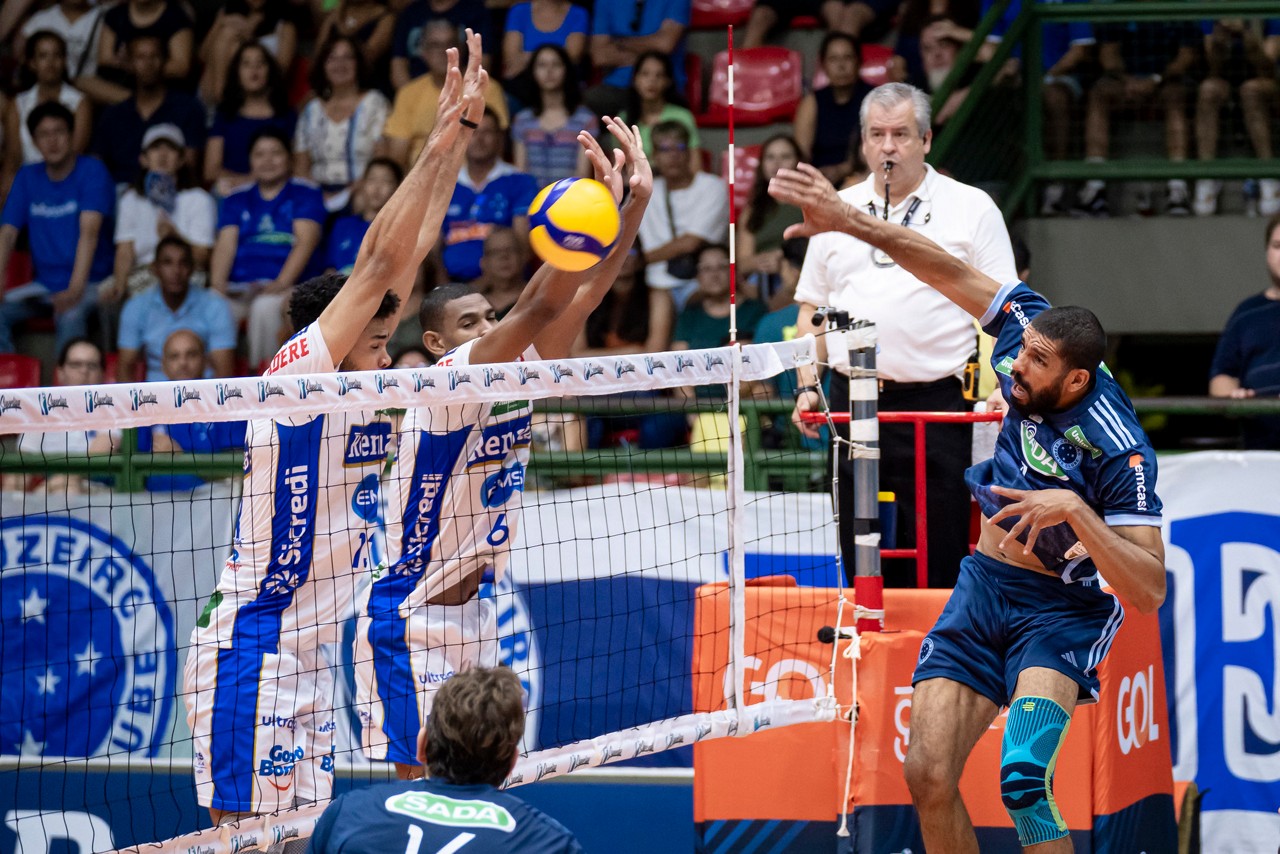 Wallace, do Sada Cruzeiro, tenta vencer o bloqueio do Vôlei Renata