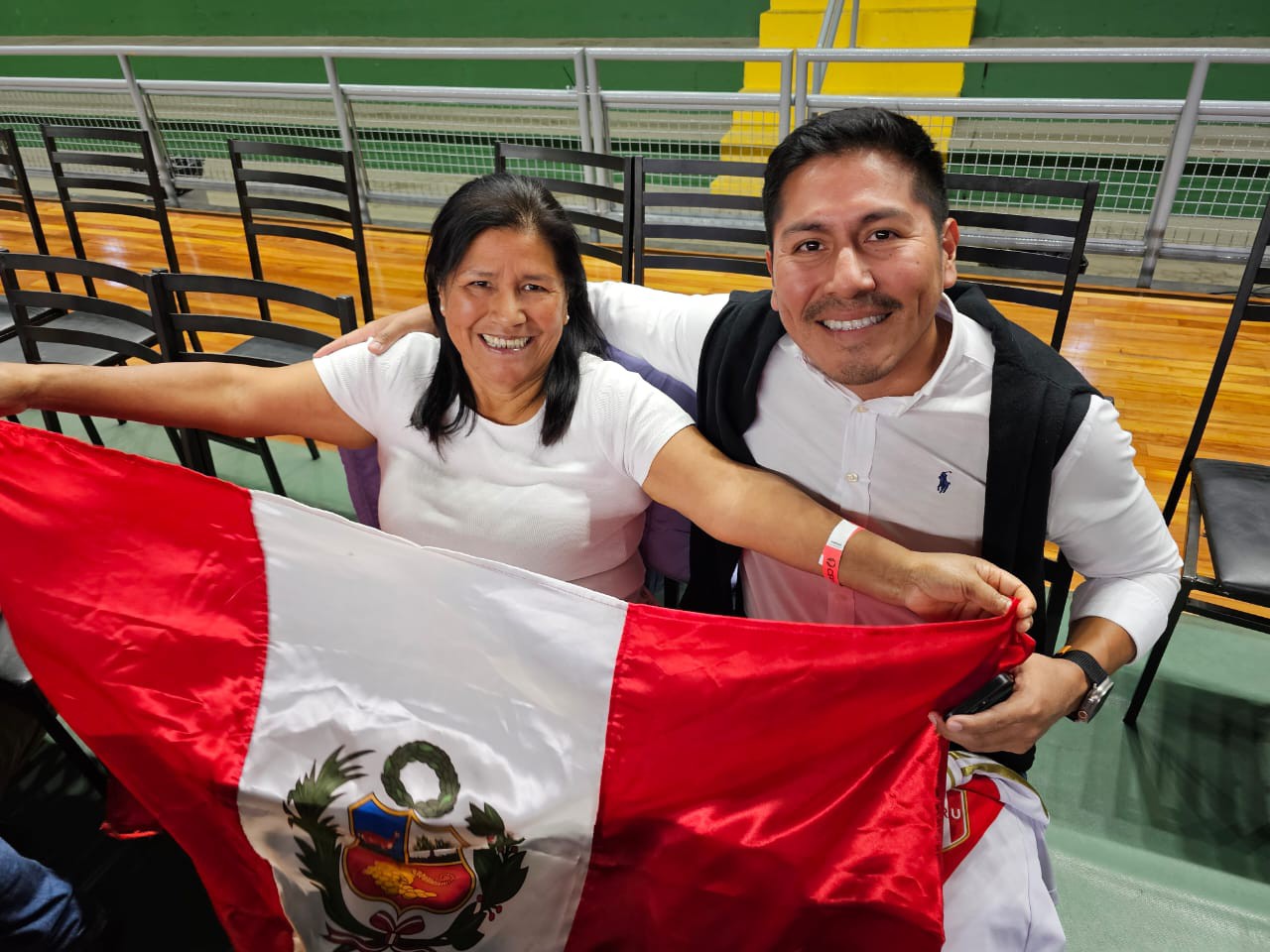 Cristian e a mãe, Marcelina, aproveitaram para acompanhar a partida da seleção peruana na Copa América de Vôlei Feminino