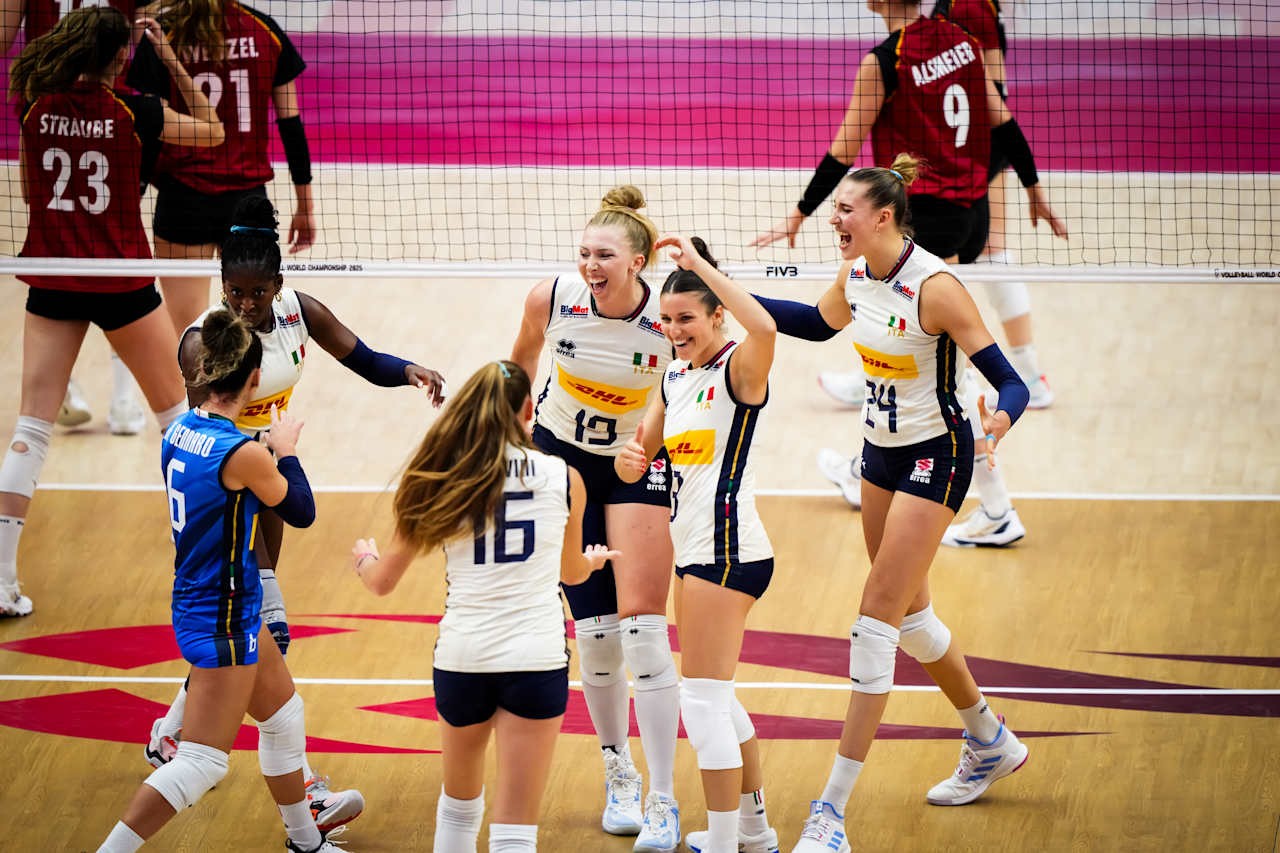 Seleção italiana não teve dificuldades para superar alemãs e garantiu sua vaga nas quartas de final do Mundial