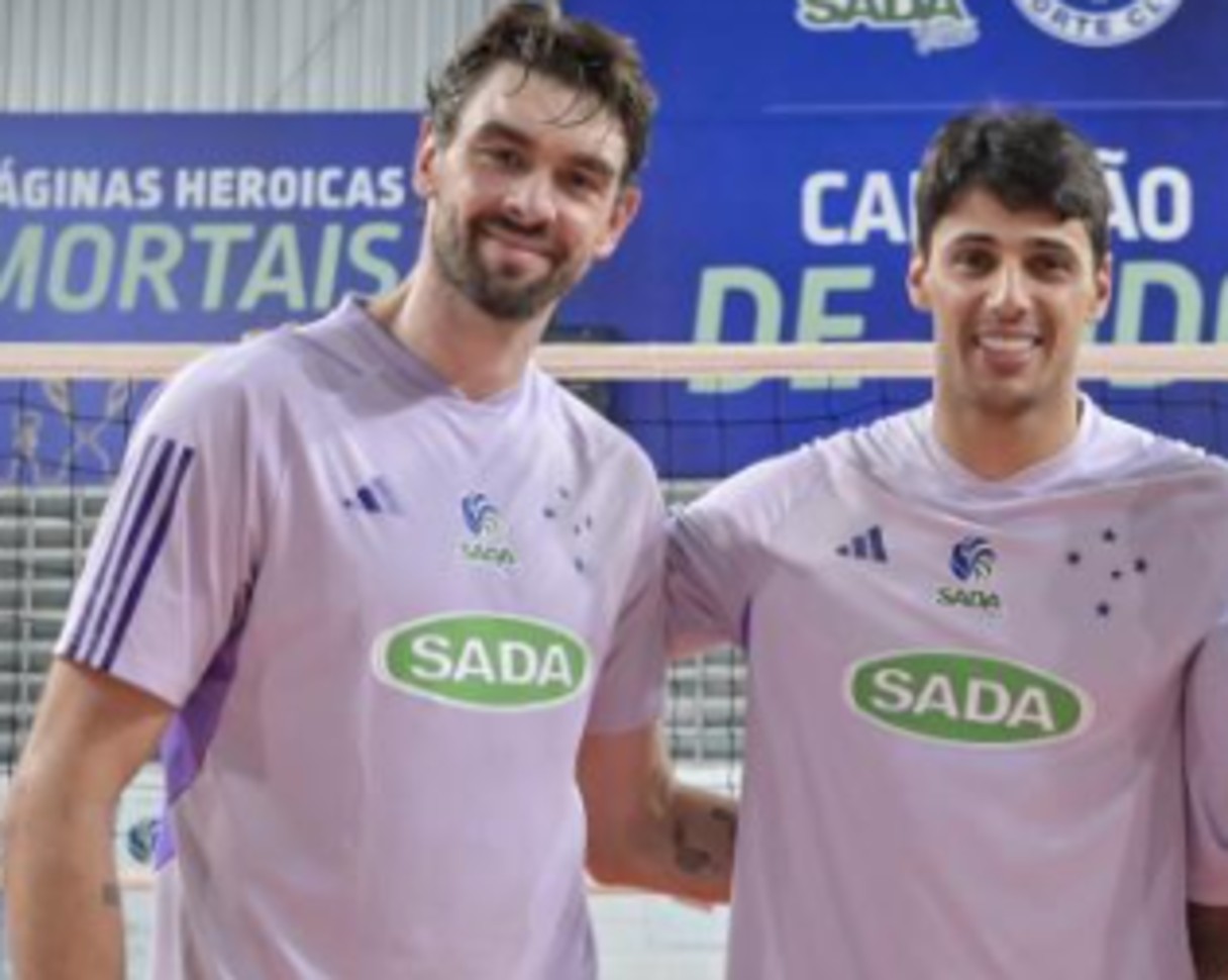Centrais Lucão e Otávio antes de treino da equipe de vôlei do Sada Cruzeiro