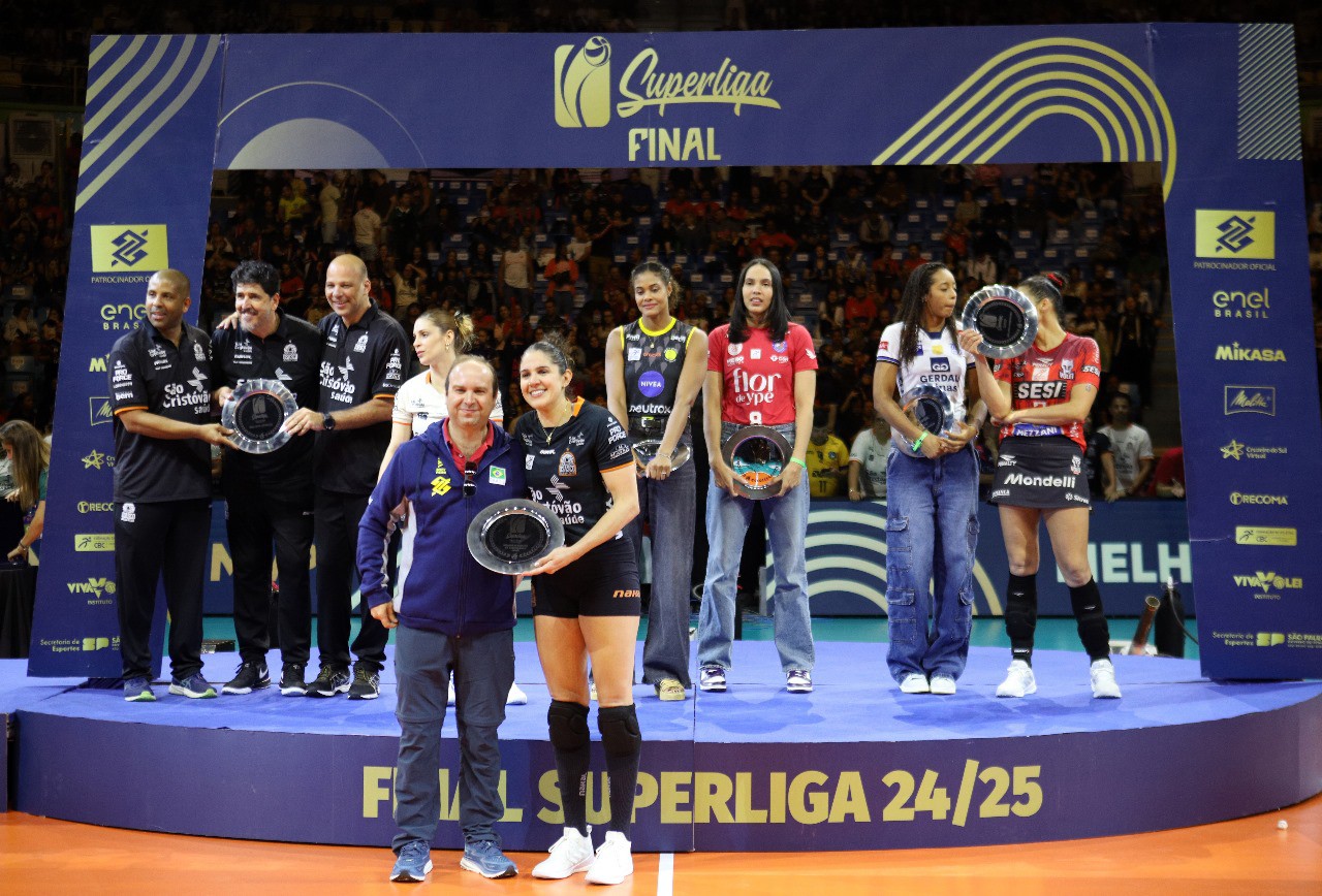 Natália Zilio foi eleita a melhor ponteira e a melhor jogadora da Superliga feminina 24/25