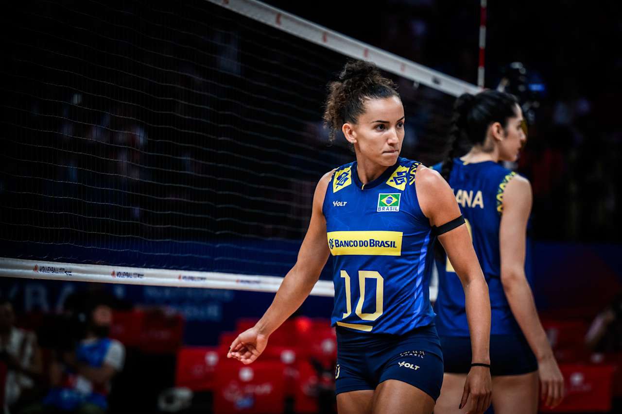 Gabi, capitã da seleção feminina de vôlei, em jogo pela VNL 2025
