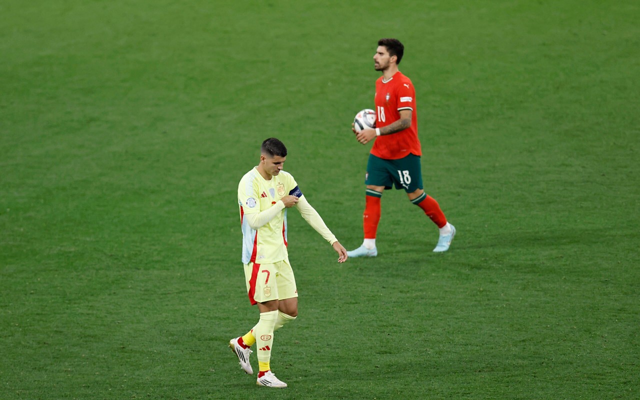Álvaro Morata em Portugal x Espanha, na ifnal da Nations League (Foto: Alexandra Beier/AFP)