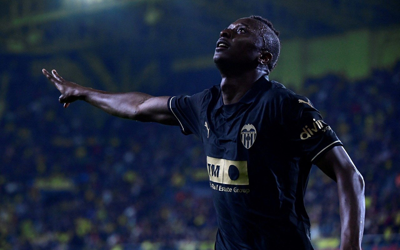 Sadiq Umar comemorando gol pelo Valencia (Foto: JOSE JORDAN / AFP)