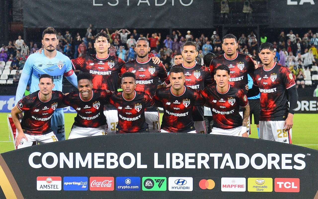 Elenco do São Paulo posa para a foto em partida da Libertadores (Foto Daniel Duarte / AFP)