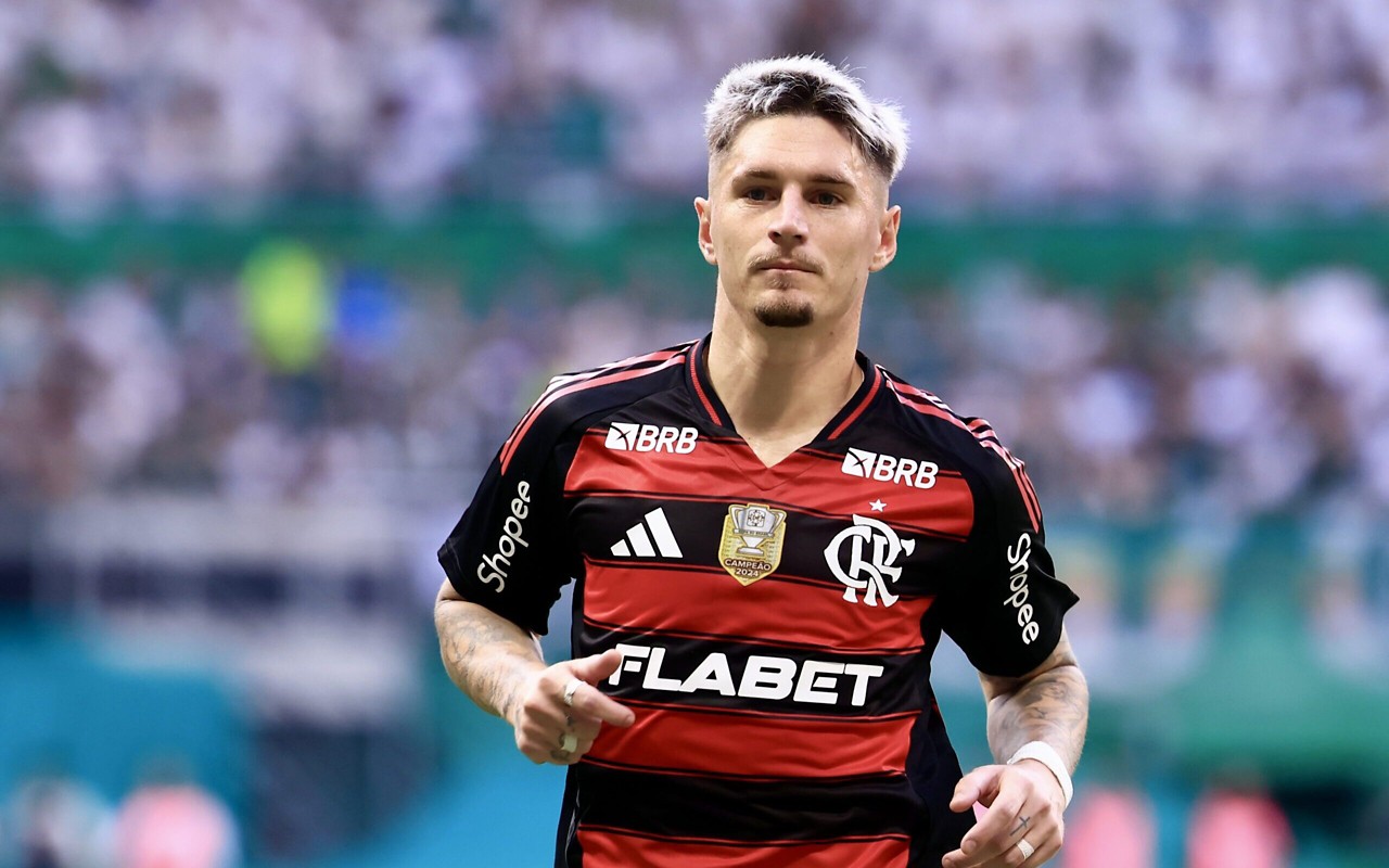 Varela em ação pelo Flamengo contra o Palmeiras (Foto: Marcello Zambrana/AGIF)