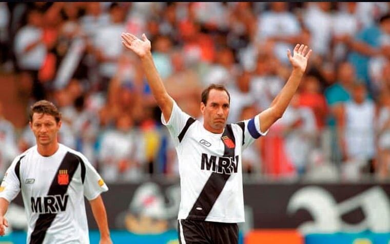 Edmundo comemora o primeiro gol da goleada do Vasco sobre o Atlético-MG por 6 a 1, em São Januário, pelo Brasileirão de 2008. (Cleber Mendes/Lancepress!)