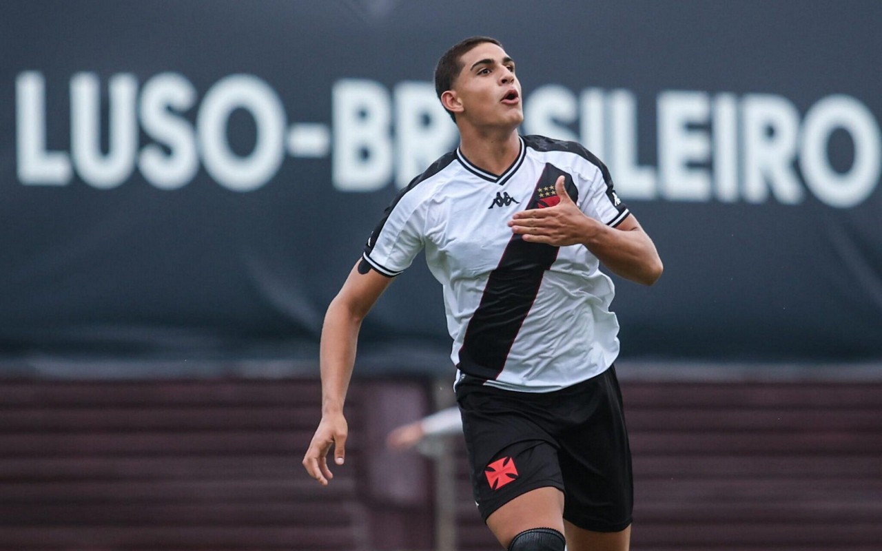 Diego Minete comemora gol pelo sub-17 do Vasco diante do Flamengo (Foto: Dikran Sahagian / Vasco)