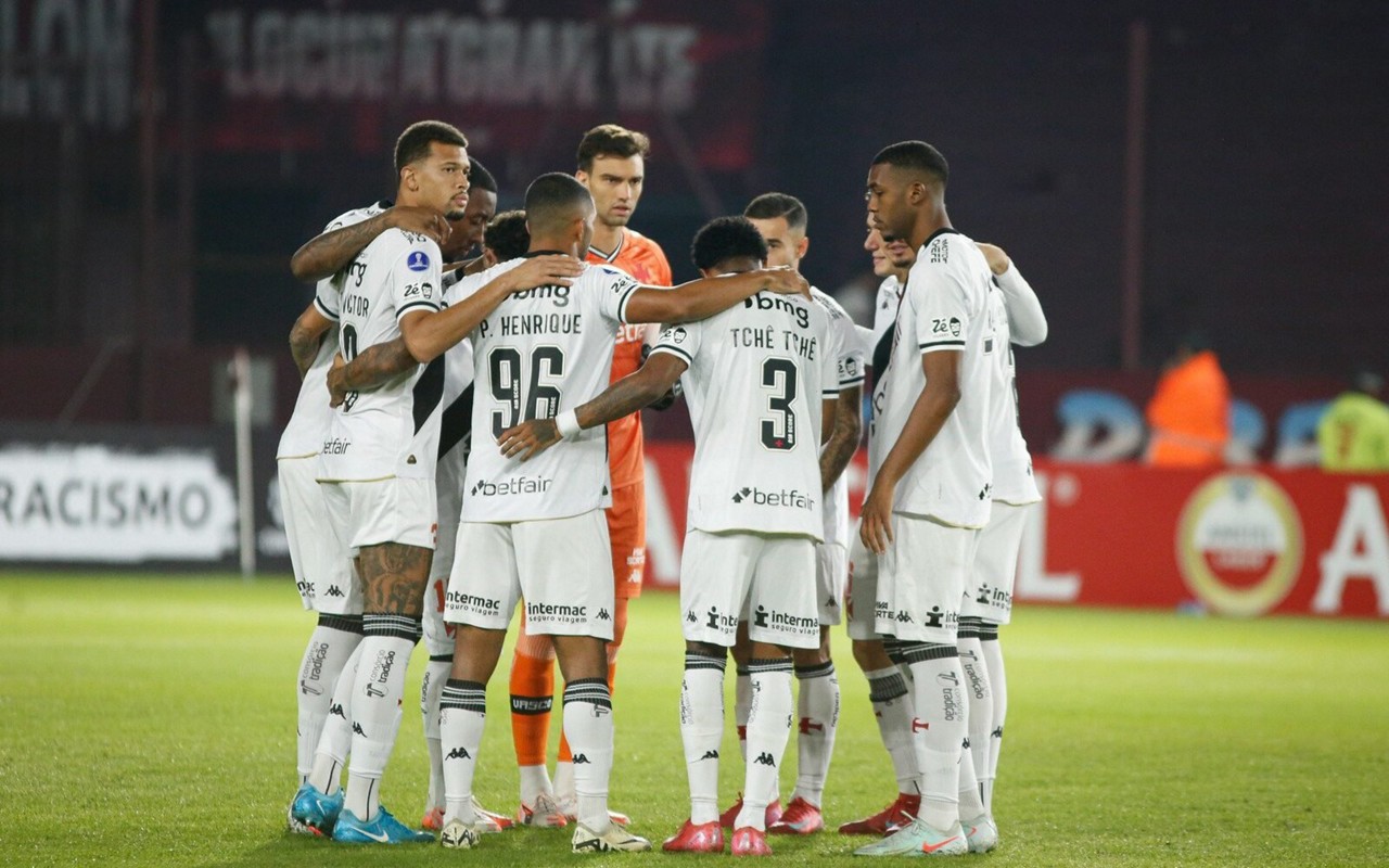 Jogadores do Vasco se reúnem durante duelo com o Lanús, pela Copa Sul-Americana (Foto: Matheus Lima / Vasco)