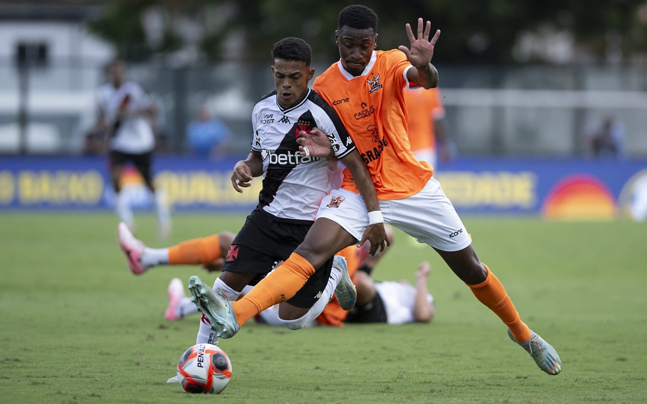 Vasco terminou o empréstimo de Maxsuell Alegria (Foto: Jorge Rodrigues/AGIF)