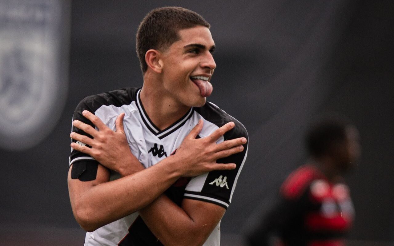 Diego Minete comemora gol contra o Flamengo pela Copa do Brasil sub-17 (Foto: João Gabriel Alves / Vasco)