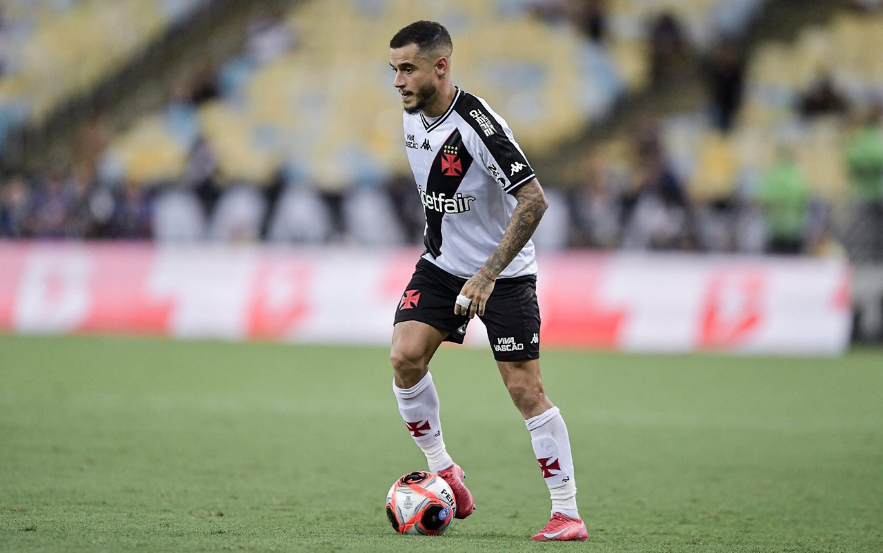 Vasco vive a expectativa de renovar com Coutinho (Foto: Thiago Ribeiro/AGIF)