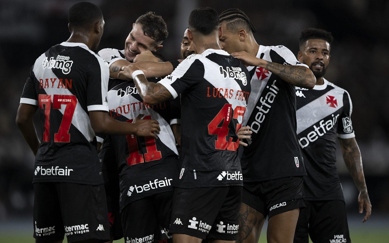 Jogadores do Vasco comemoram gol de Coutinho contra o Nova Iguaçu pela Copa do Brasil 2025 (Foto: Jorge Rodrigues/ AGIF)