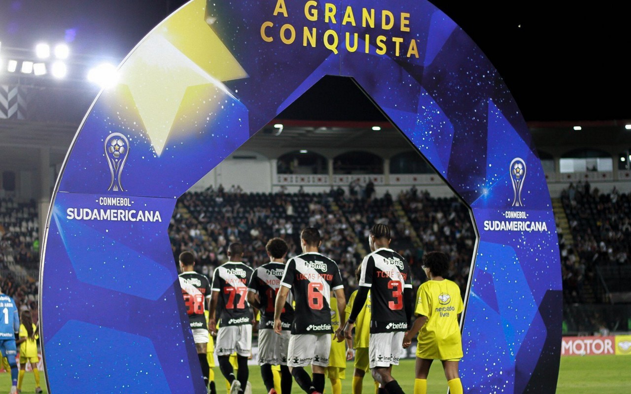Jogadores do Vasco entram em campo pela Sul-Americana (Foto: Matheus Lima / Vasco)
