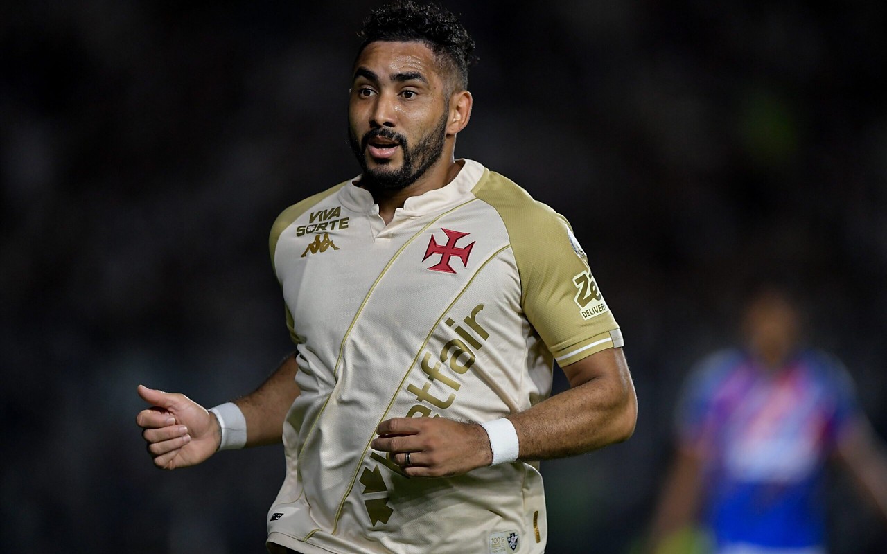 Payet viajou para França para resolver questões particulares (Foto: Thiago Ribeiro/AGIF)