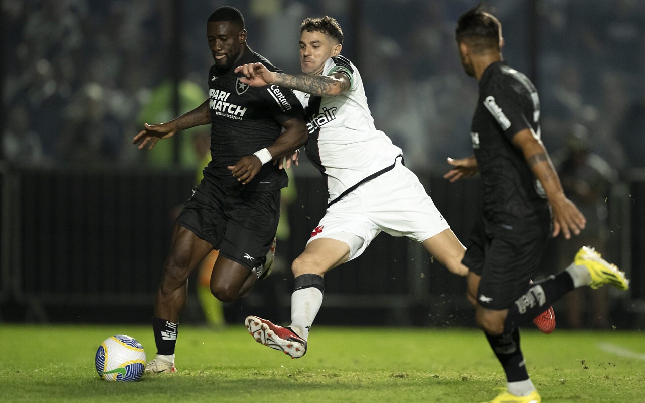 Vegetti e Bastos disputando em Vasco x Botafogo (Foto: Jorge Rodrigues/AGIF)