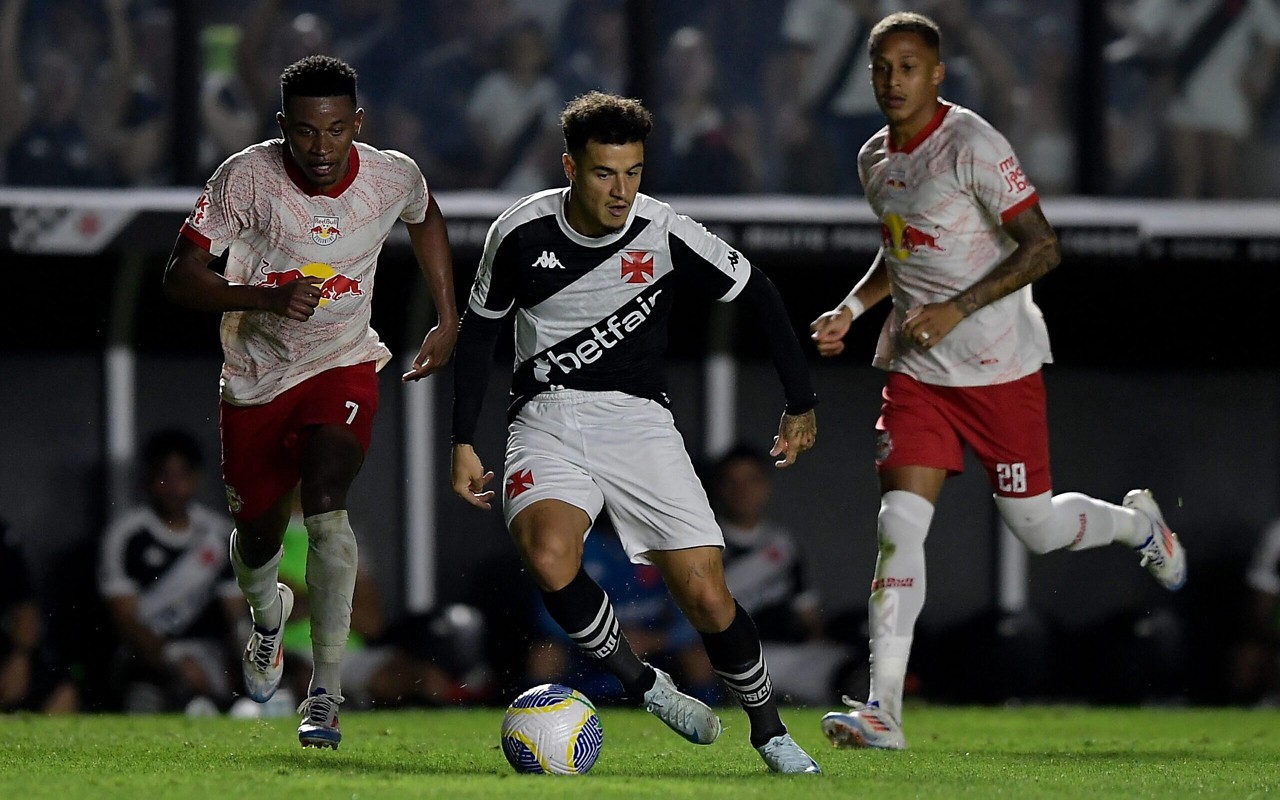 Vasco e Bragantino se enfrentam neste sábado (31) (Foto: Thiago Ribeiro/AGIF)