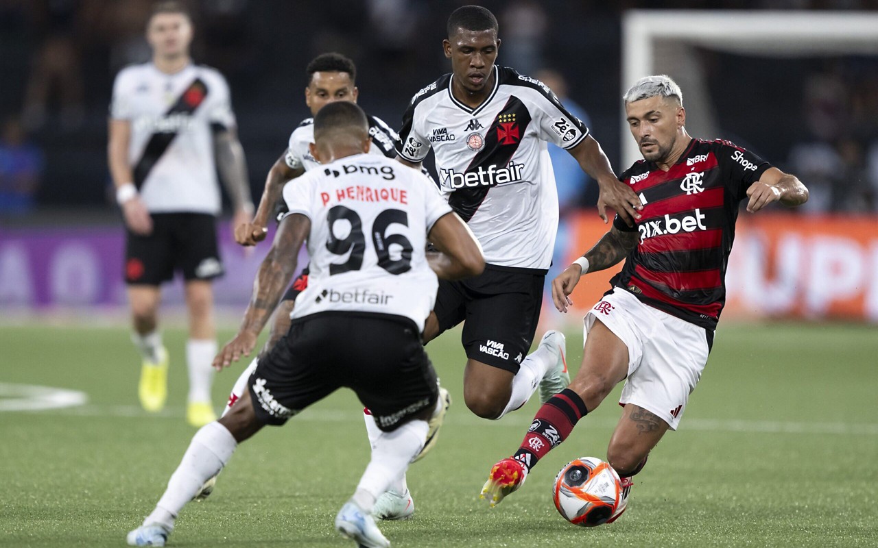 Partida entre Vasco e Flamengo (Foto: Jorge Rodrigues/AGIF)