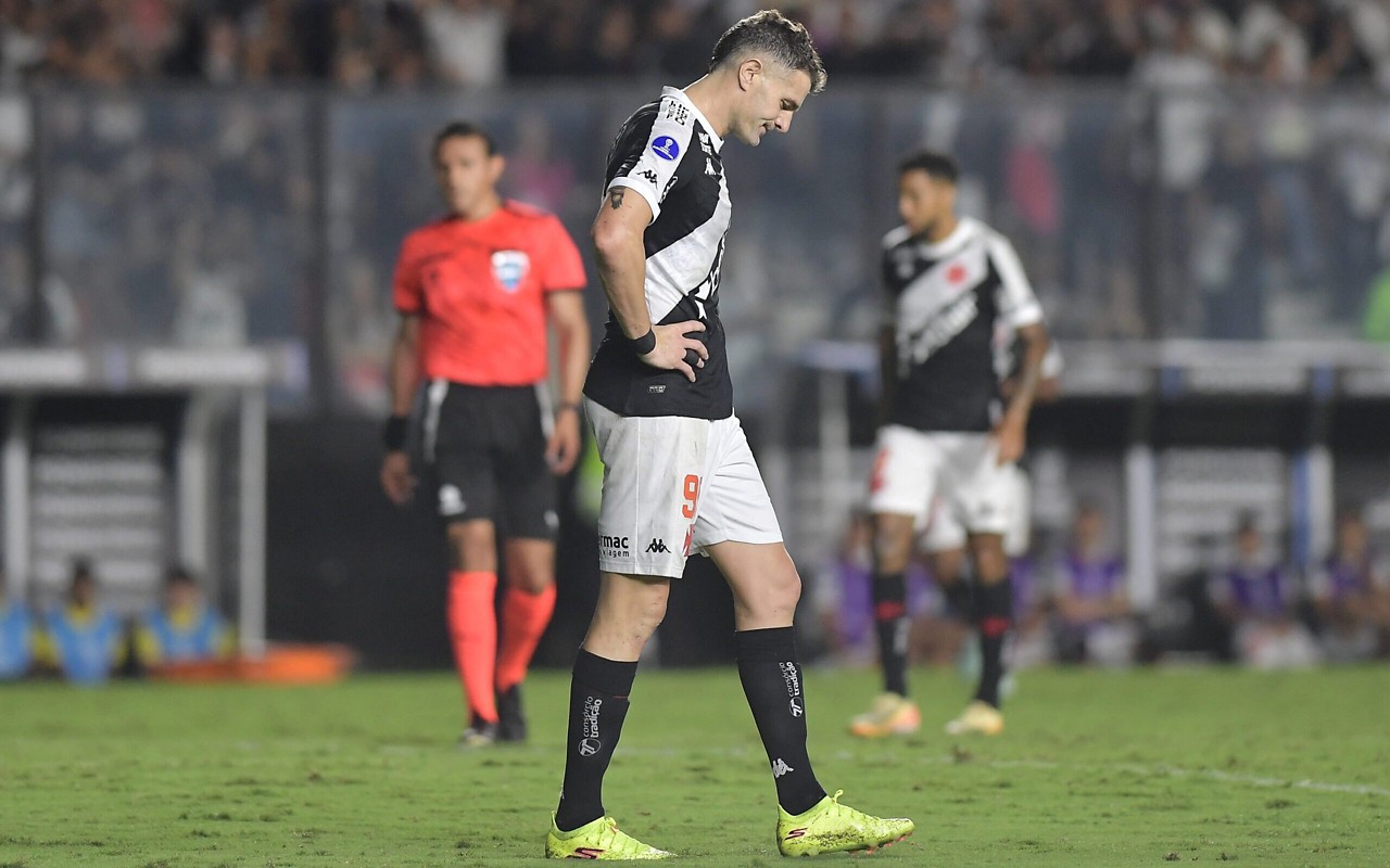 Vegetti lamenta durante Vasco x Lanús pela Sul-Americana (Foto: Thiago Ribeiro/AGIF)