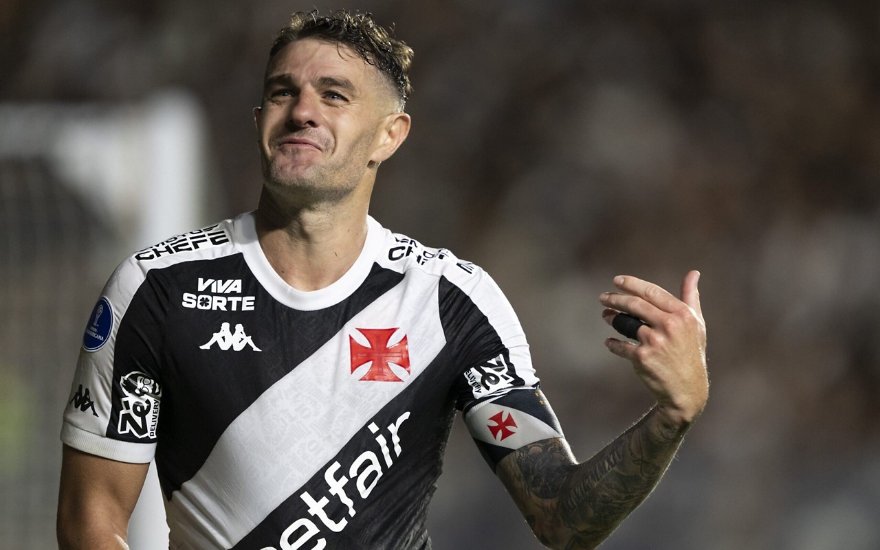 Vegetti, jogador do Vasco, comemora gol durante partida contra o Puerto Cabello, pela Copa Sul-americana (Foto: Jorge Rodrigues/AGIF)